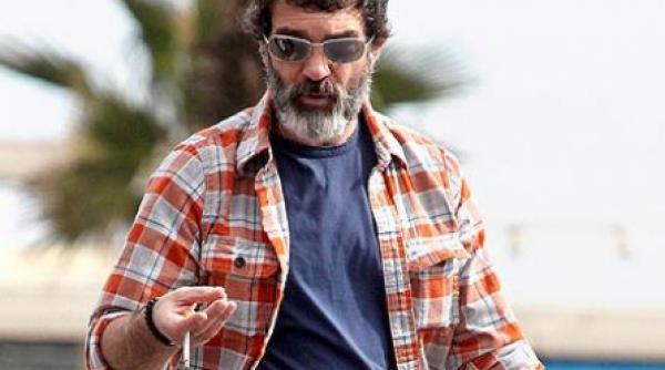 antonio banderas de nerecunoscut pe strazile din barcelona