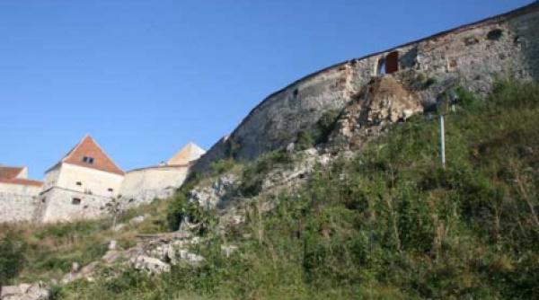 hotel de lux peste cetatea taraneasca a rasnovului