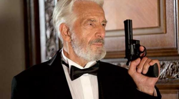 nicolaescu joaca poker in cinematografe