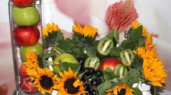 flori si fructe laolalta