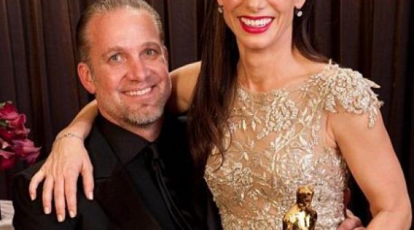 sotul sandrei bullock acuzat de infidelitate isi cere scuze in presa