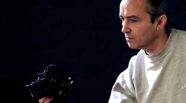 cineva acolo sus ne fotografiaza