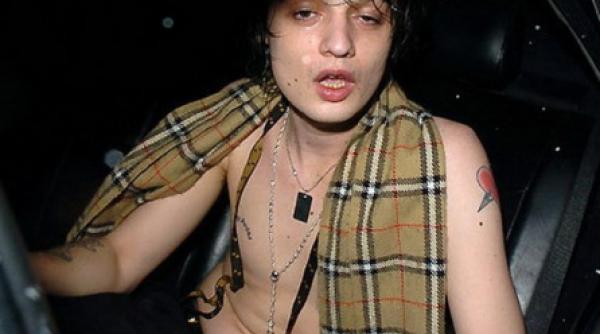 pete doherty arestat si anchetat pentru trafic de droguri