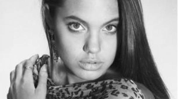 fotografii cu angelina jolie la 15 ani scoase la licitatie