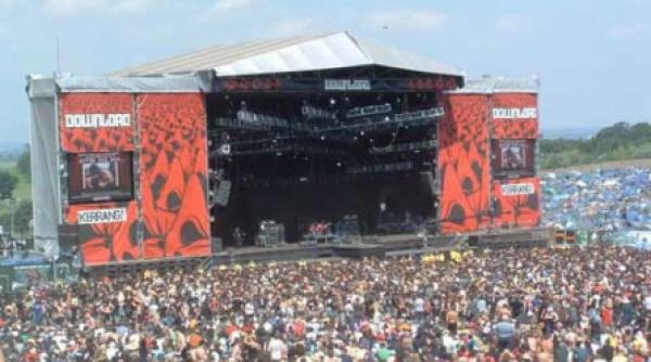 him exilati pe second stage la download festival
