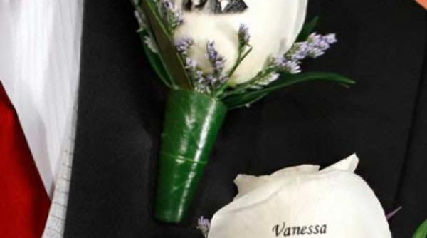 texte si imagini imprimate pe flori naturale cu o tehnologie bazata pe laser