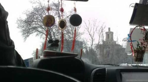 cuvios cu volanul in mana