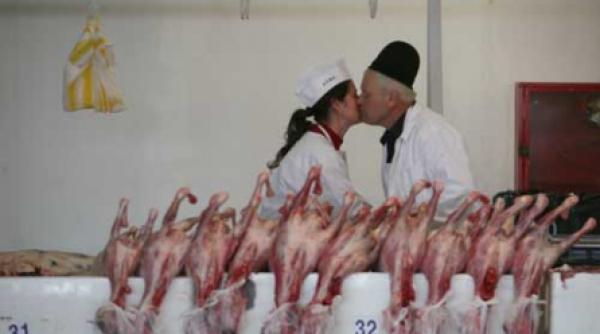 povestea mielului cu punga in cap