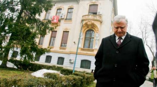 independentii dependenti de dosare si de slabiciuni personale