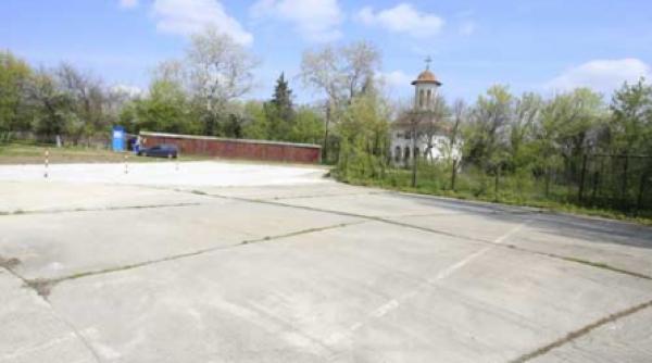 pista de motociclete in fata altarului