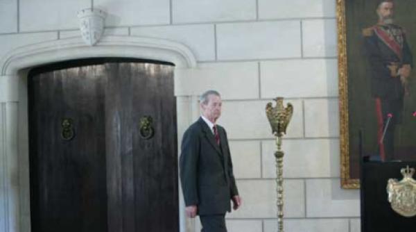 regele mihai pus la plata