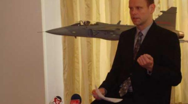 gripen incearca sa deturneze f 16