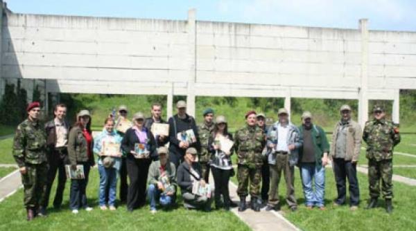 jurnalisti in rol de soldati s au intrecut la tir