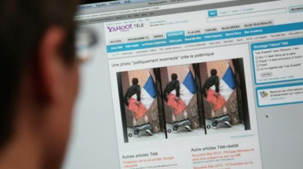 fotografie controversata un barbat se sterge la fund cu tricolorul francez