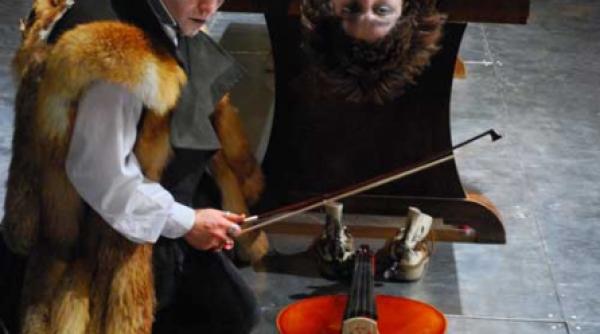 oglinda a societatii in fata publicului de teatru