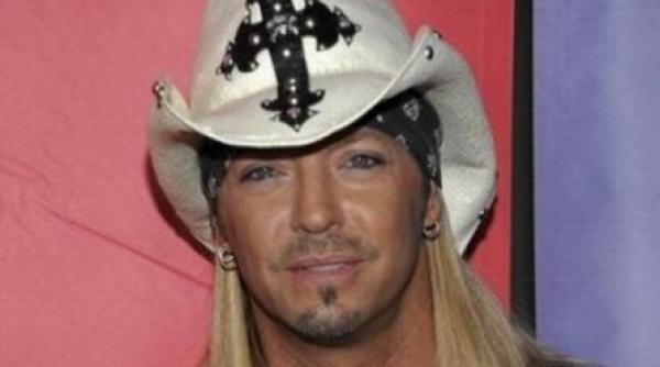 solistul trupei poison a suferit o hemoragie cerebrala