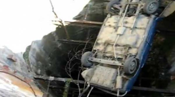 autoturism prabusit in putul unei mine