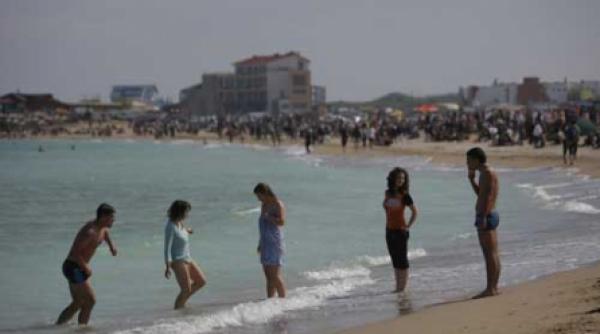 15 000 de romani la mare