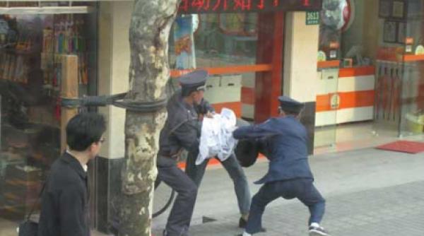 shanghai autocarul jurnalistilor romani atacat cu o caramida