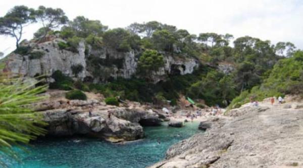 mallorca insula cu pamant de culoarea mierii