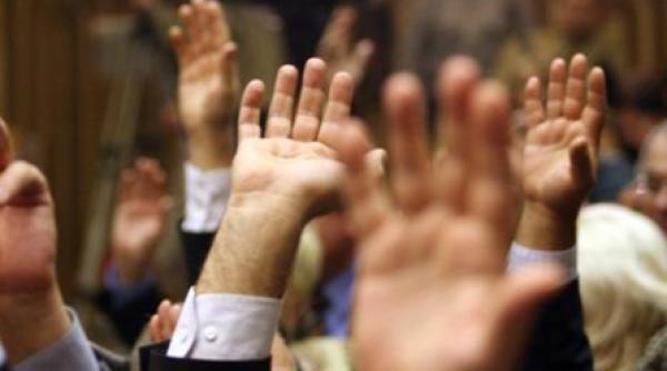 un pedelist a votat cu scandal la doua maini