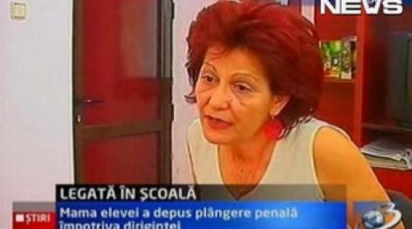 eleva umilita legata de maini de diriginta si scuipata de colegi