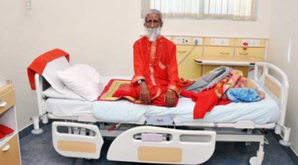 e oficial ascetul hindus chiar traieste doar cu aer