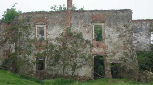 locul unde maria tereza isi omora iubitii este in paragina