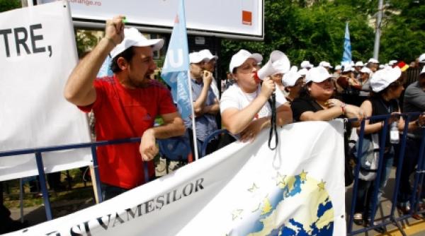 guvernul si presedintia pichetate de sute de politisti si sindicalisti