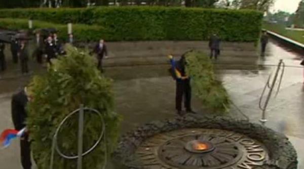 presedintele ucrainei atacat de o coroana de flori