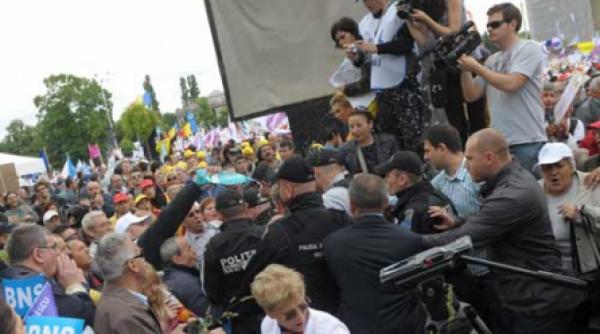 marcel hoara atacat cu pietre si alergat de participantii la miting