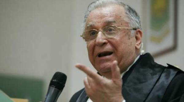 iliescu adoptarea legii lustratiei este anacronica antidemocratica anticonstitutionala
