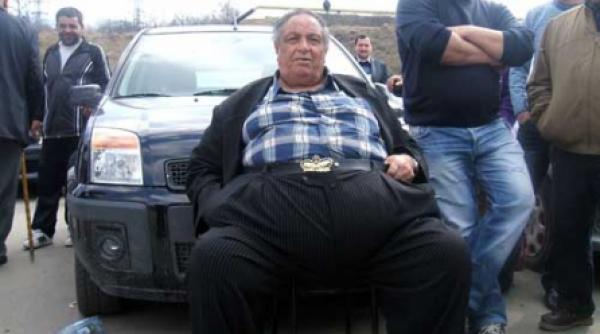 vulturii dau tarcoale termocentralei paroseni