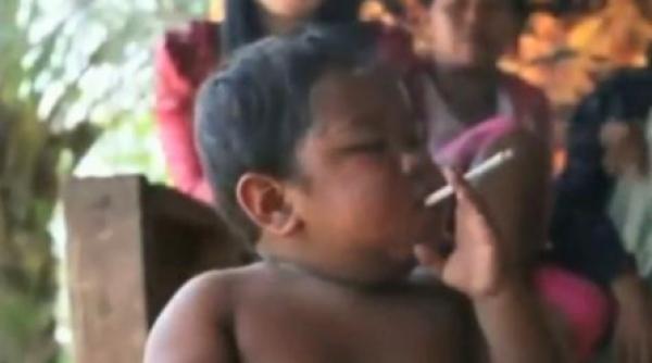 baietel de doi ani dependent de tutun ardi fumeaza in jur de 40 de tigari pe zi video