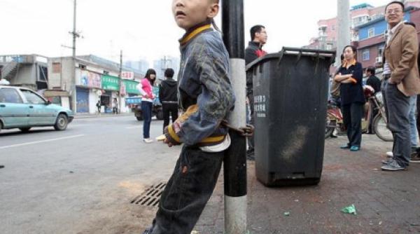 si a legat copilul cu lanturi de un stalp si l a scos la licitatie