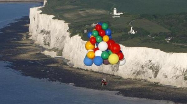 a traversat canalul manecii intr un fotoliu legat de zeci de baloane cu heliu