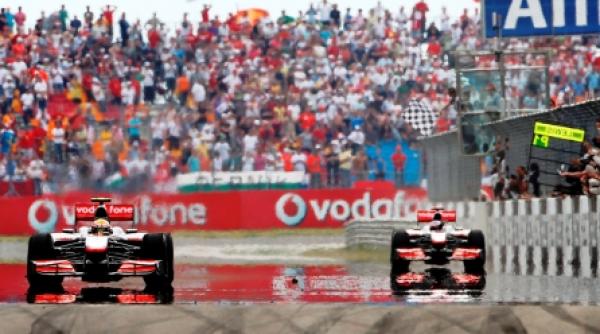 hamilton castiga iar mclaren realizeaza dubla