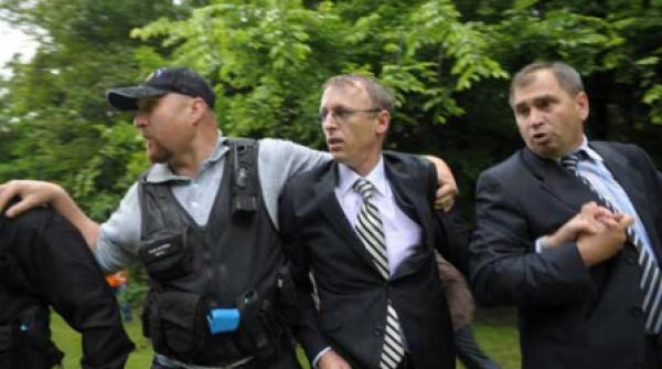 pandurii il trimit pe hoara la dna