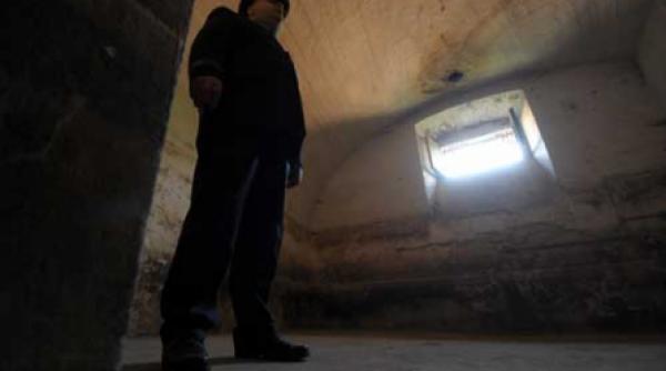 de veghe la poarta inchisorii