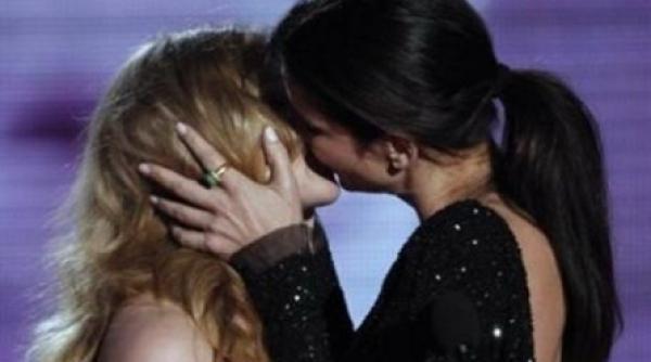 sandra bullock si scarlett johansson s au sarutat la mtv movie awards