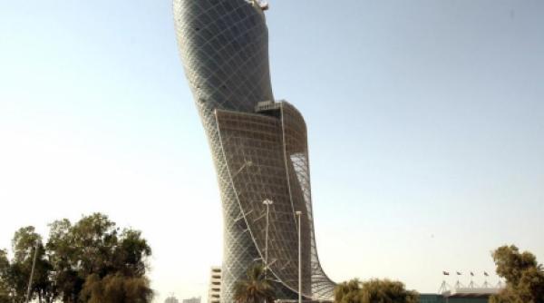capital gate din abu dhabi desemnat cel mai inclinat turn din lume