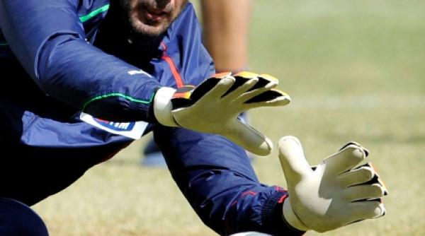 italia buffon poate rata restul mondialului