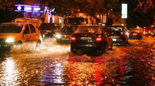 bilantul furtunii din bucuresti oameni loviti de trasnet copaci cazuti strazi inundate