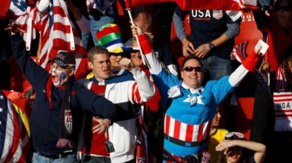 un infractor prins de un grup de americani in timp ce le fura din casa