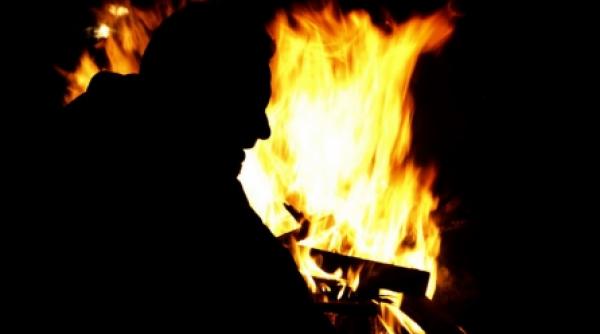 roman incendiat de italieni dupa ce a fost acuzat de furt