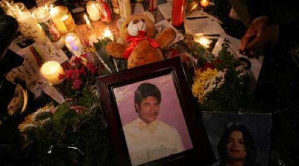 un an de doliu pentru fanii lui michael jackson