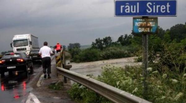 siretul a rupt digul de la saucesti peste 2000 de oameni evacuati de urgenta