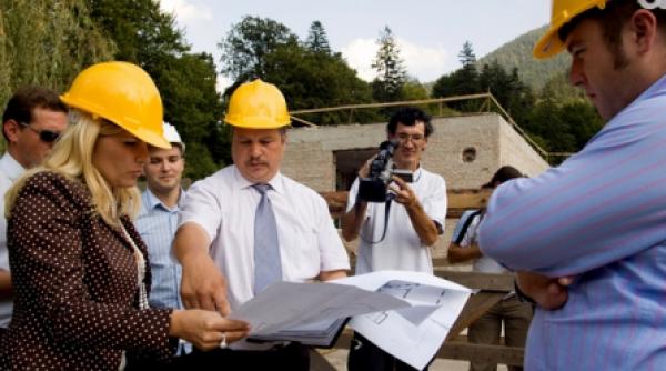 udrea le vorbeste sinistratilor de shanghai si imparte ciocolata copiilor din comuna