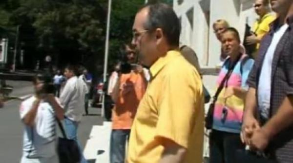 premierul boc atacat cu rosii si oua la galati