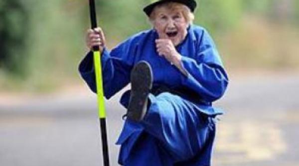 are 77 de ani si a luat centura neagra la ju jitsu